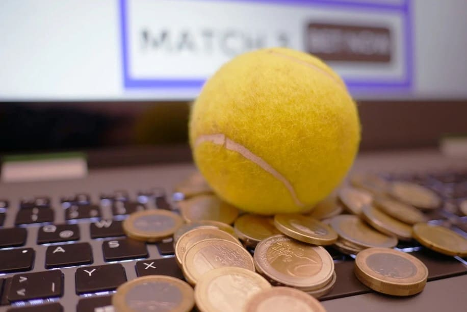 Image représentant une balle de tennis, sa bankroll dans les paris sportifs et les pronostic de matchs